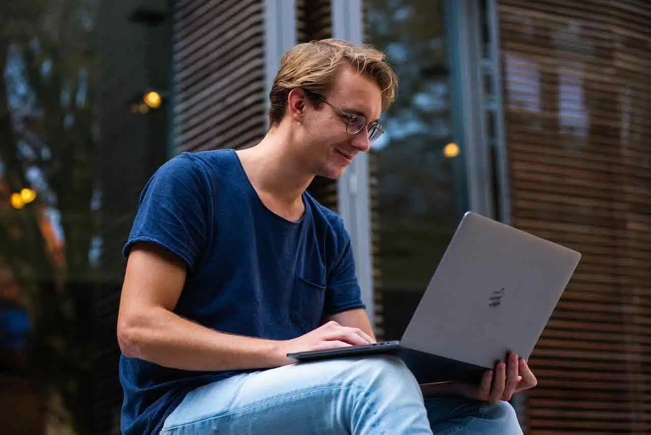man applying for seg on his laptop
